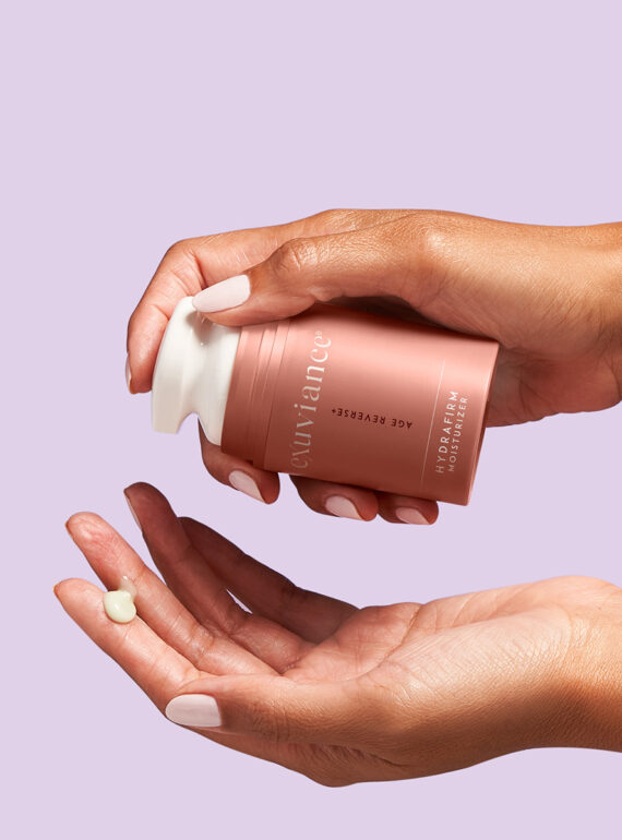 modellbild Age Reverse Hydrafirm Moisturizer från exuviance
