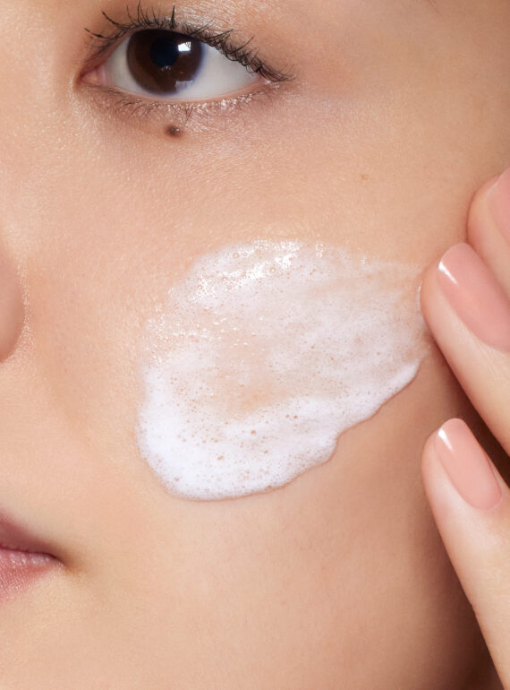 23_0201_SKC_PDP22_BLEMISH_AGE_LHA_CLEANSERS_MODEL