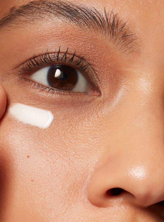 TEXT_REMOVED_23_0609_SKC_PDP23_COR_AGE_ADV_EYE_INTL_09_ON_MODEL_2400x2400